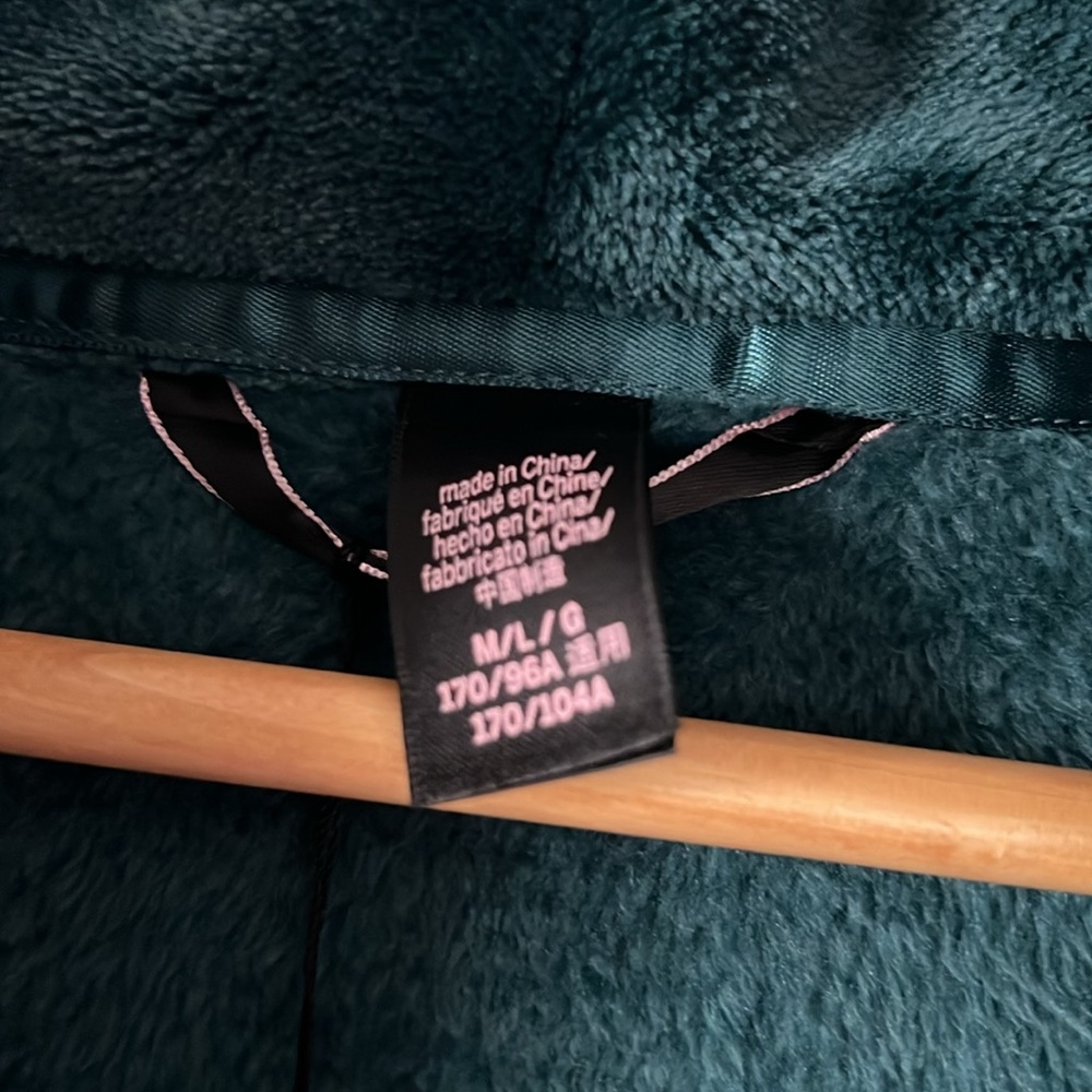 NWT VS Plush Robe - Picture 8 of 9